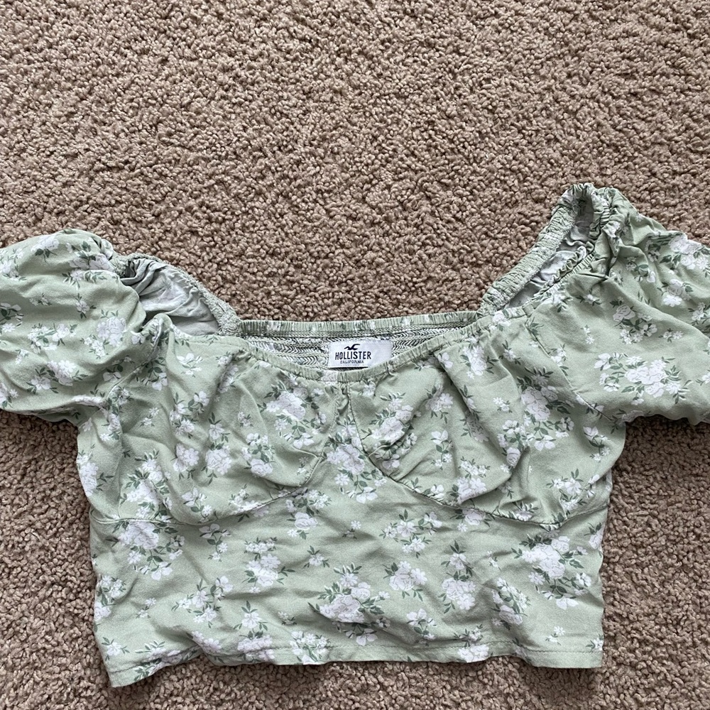Hollister Green Flower Crop Top. Puffed Sleeves.